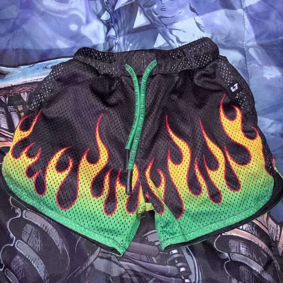 Flame Patterned Shorts Set - Picture 3 of 4